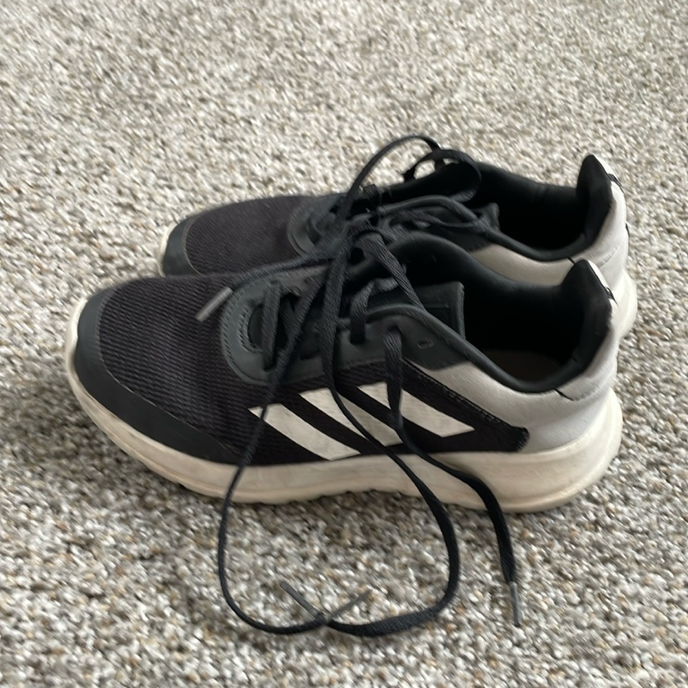 Boys adidas tennis shoe 3